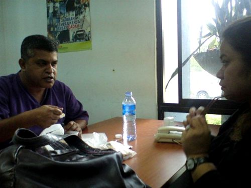 zunar-in-sepang Zunar having lunch in Sepang