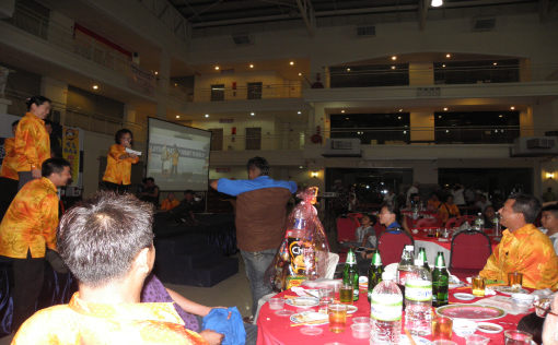 A 1Malaysia lucky draw winning quickly putting on a 1Malaysia T-shirt before claiming his prize - Photo: Lucia Lai/cj.my