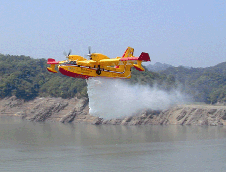 A Bombardier 415 water-bomber - Photograph: Flight Global