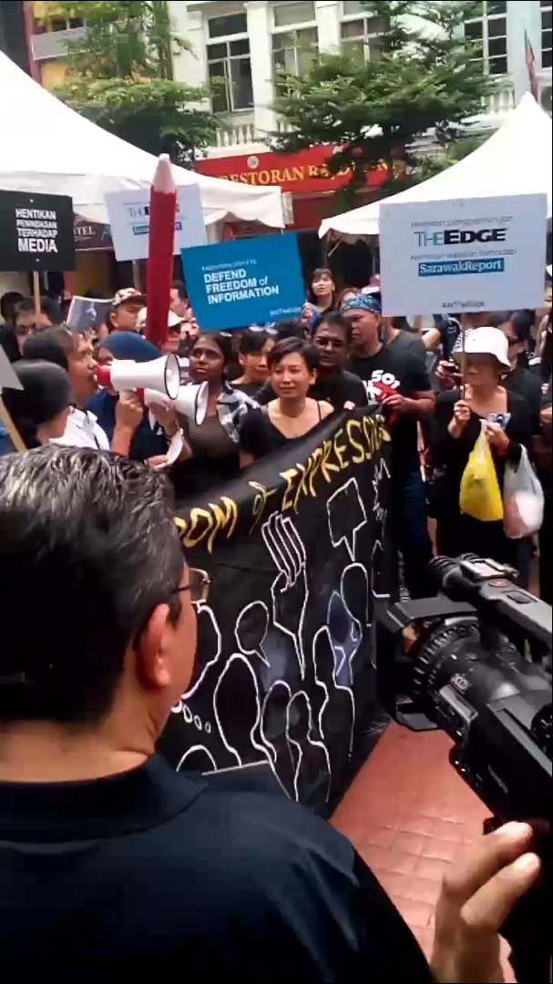 300 journalists, well-wishers march for media freedom #AtTheEdge